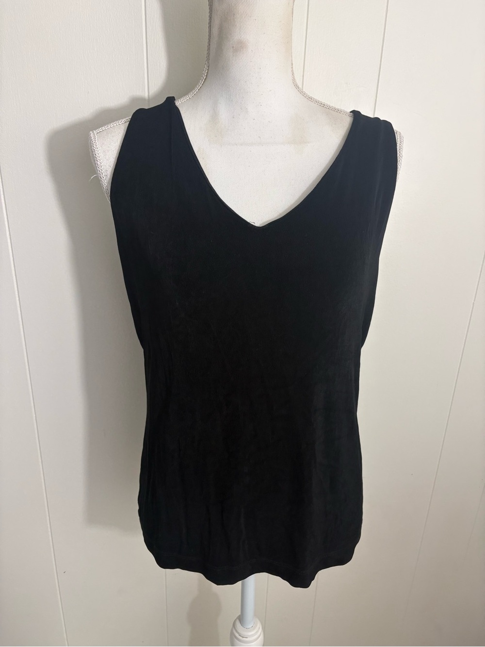 Chico's Classic Black V-Neck Tank Top - Women